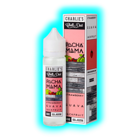 Flasche und Verpackung von Charlies Chalk Dust Pacha Mama Strawberry Guava Jackfruit E-Liquid mit Fruchtmotiven und Text auf rosa und weißem Hintergrund