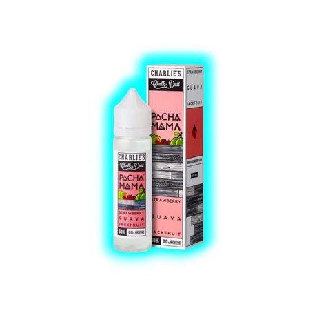 Flasche und Verpackung von Charlies Chalk Dust Pacha Mama Strawberry Guava Jackfruit E-Liquid mit Fruchtmotiven und Text auf rosa und weißem Hintergrund