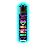 Schwarzes Clipper-Feuerzeug mit buntem Herz-Motiv inklusive Cannabisblatt und Schriftzug Stay Sweet Stay High