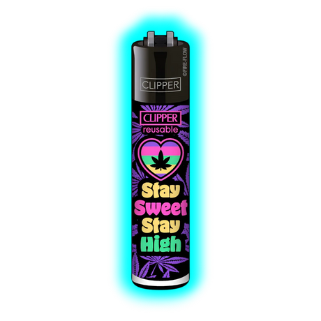 Schwarzes Clipper-Feuerzeug mit buntem Herz-Motiv inklusive Cannabisblatt und Schriftzug Stay Sweet Stay High