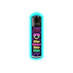 Schwarzes Clipper-Feuerzeug mit buntem Aufdruck eines Herzens mit Cannabisblatt und dem Text 'Stay Sweet Stay High'