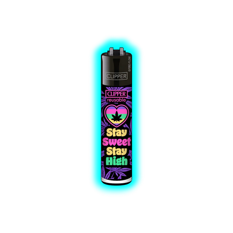 Schwarzes Clipper-Feuerzeug mit buntem Aufdruck eines Herzens mit Cannabisblatt und dem Text 'Stay Sweet Stay High'