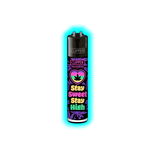Schwarzes Clipper-Feuerzeug mit buntem Aufdruck eines Herzens mit Cannabisblatt und dem Text 'Stay Sweet Stay High'
