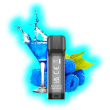 Nahaufnahme eines schwarzen Einweg-E-Zigaretten-Pods mit der Aufschrift 'BLUE RAZZ LEMONADE' vor einem Cocktailglas mit blauer Flüssigkeit und mehreren Himbeeren mit Blättern