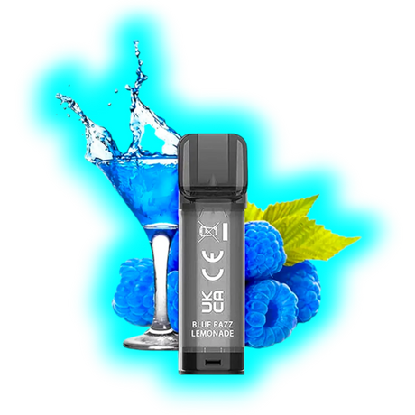 Nahaufnahme eines schwarzen Einweg-E-Zigaretten-Pods mit der Aufschrift 'BLUE RAZZ LEMONADE' vor einem Cocktailglas mit blauer Flüssigkeit und mehreren Himbeeren mit Blättern