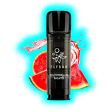 Schwarze Einweg-E-Zigarette mit der Aufschrift 'ELFBAR WATERMELON MOJITO' vor zwei Wassermelonenstücken und rotem Flüssigkeitsspritzer