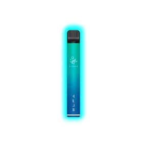 Schlanker, zylindrischer Vape-Stift mit Farbverlauf von Blau zu Grün und den weißen Schriftzügen 'ELFBAR' und 'ELFA'