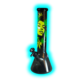 Nahaufnahme eines Glasbongs mit der Aufschrift 'FIRE-FLOW™ x Black Leaf®' und einem grünen Blattmotiv