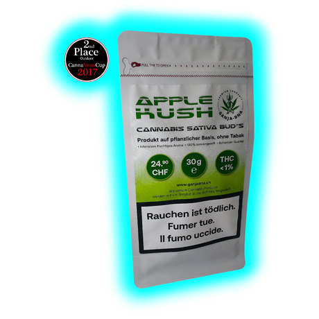 Nahaufnahme: Apple Kush Label. Fokus auf das Cup-Siegel von 2017, die 30g Mengenangabe und den Warnhinweis ‚Rauchen ist tödlich‘