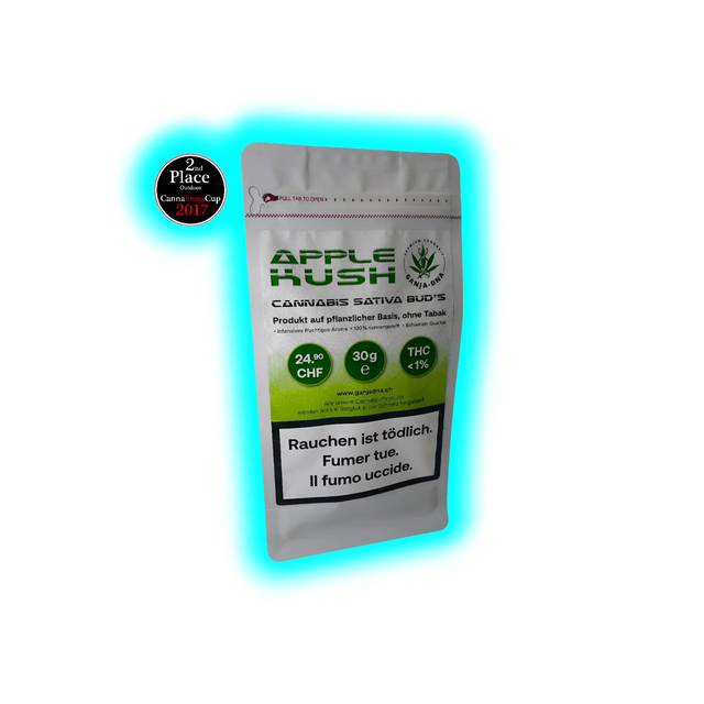Verpackung mit der Aufschrift 'APPLE KUSH CANNABIS SATIVA BUD'S' mit Preisangabe 24,90 CHF, 30 g Inhalt, THC <1 %, Warnhinweis 'Rauchen ist tödlich' in drei Sprachen und Auszeichnung '2nd Place Outdoor CannaSwissCup 2017'
