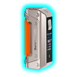 Nahaufnahme eines silberfarbenen GeekVape Aegis Solo 3 E-Zigaretten-Akkuträgers mit orangefarbenem Griff und farbigem Display