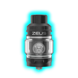 Nahaufnahme eines schwarzen Geek Vape Zeus Sub-Ohm-Tanks mit 5-ml-Glas und weißer Aufschrift 'ZEUS'