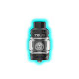 Nahaufnahme eines schwarzen Geek Vape Zeus Sub-Ohm-Tanks mit 5-ml-Glas und weißer Aufschrift 'ZEUS'