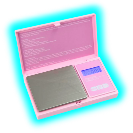 Digitale Feinwaage mit rosa Kunststoffgehäuse, geöffnetem Schutzdeckel, Wiegefläche aus Edelstahl und beleuchtetem Display mit drei Bedientasten