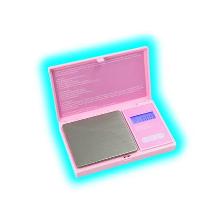 Digitale Feinwaage mit rosa Kunststoffgehäuse, offenem Deckel, Edelstahl-Waagefläche und beleuchtetem Display mit drei Tasten