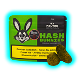 Verpackung mit grün-schwarzem Design und Hasen-Logo für "Hash Bunnies" CBD-Hasch mit zwei Haschklumpen davor