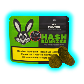 Verpackung mit grün-schwarzem Design und Hasen-Logo für "Hash Bunnies" CBD-Hasch mit zwei Haschklumpen davor