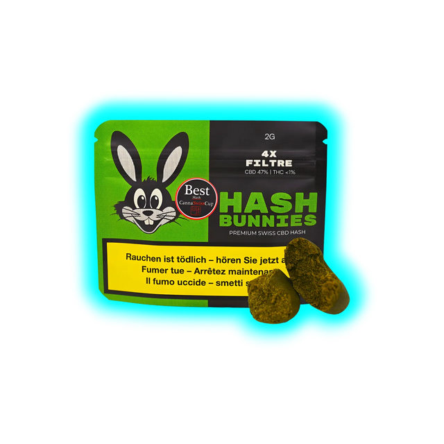 Verpackung mit grün-schwarzem Design und Hasen-Logo, darauf der Schriftzug 'HASH BUNNIES' und zwei Stück Haschisch davor