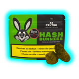 "Grün-schwarze 'Hash Bunnies' CBD-Verpackung mit Hasen-Logo, davor zwei Haschklumpen."