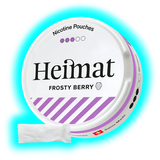 Runde Dose mit Schriftzug Heimat Frosty Berry und violetten Designstreifen sowie danebenliegendem weißen Portionsbeutel