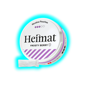 Runde Dose mit Aufschrift 'Heimat Frosty Berry' und violetten Streifen, daneben ein weißes Päckchen mit Nikotinbeuteln