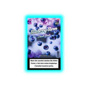 Verpackung mit der Aufschrift 'Hempy Blueberry Storm Small Buds' und Abbildungen von Blaubeeren vor blauem Hintergrund