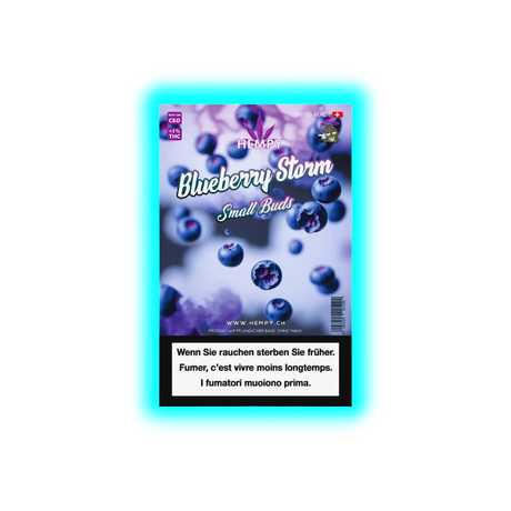 Verpackung mit der Aufschrift 'Hempy Blueberry Storm Small Buds' und Abbildungen von Blaubeeren vor blauem Hintergrund