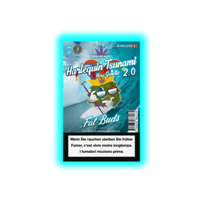 Verpackung mit der Aufschrift 'Harlequin Tsunami New Genetic 2.0 Fat Buds' und einer Cartoon-Darstellung einer Cannabisblüte mit Sonnenbrille vor einer großen Welle, Warnhinweis in Deutsch, Französisch und Italienisch.