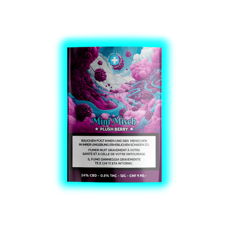 Schriftzug ‚Misch Plush Berry‘ auf Packung mit surrealer Beeren-Illustration inmitten von Wolken. Kreatives Produktdesign.