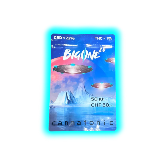 Verpackung mit der Aufschrift 'BIG ONE 2.0', 'CBD < 22%', 'THC < 1%', '50 gr.', 'CHF 50.-' und 'cannatonic' vor einem Hintergrund mit Eisbergen und schwebenden UFOs.