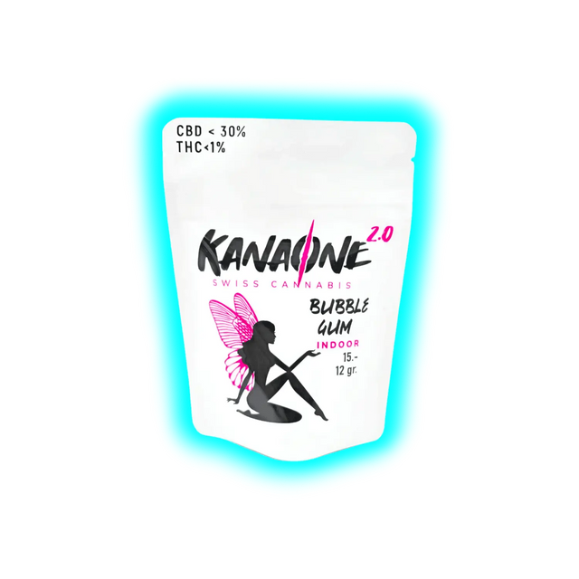 Verpackung mit der Aufschrift 'KANASONE 2.0 SWISS CANNABIS BUBBLE GUM INDOOR 15.- 12 gr.' und Silhouette einer sitzenden Frau mit Flügeln