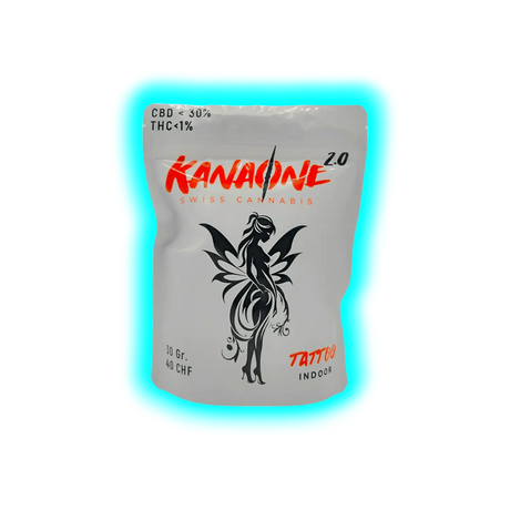 Verpackung mit rotem Schriftzug 'KANAONE 2.0', schwarzer Silhouette einer Frau mit Flügeln, Texten zu CBD- und THC-Gehalt, Gewicht und Preis sowie 'TATTOO INDOOR'