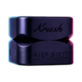 Dunkelblauer dreiteiliger Grinder mit eingraviertem Krush-Logo und der Aufschrift KIEF SIFT