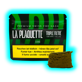 CBD-Hasch-Stück vor einer „LA PLAQUETTE TRIPLE FILTRÉ 3.5G“ Verpackung.