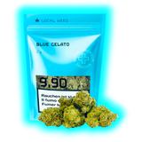 Blauer ‚Local Weed Blue Gelato‘ 2g-Beutel mit mehreren davor liegenden, kompakten Cannabisblüten