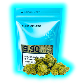 Blauer ‚Local Weed Blue Gelato‘ 2g-Beutel mit mehreren davor liegenden, kompakten Cannabisblüten