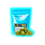 Blaues Verpackungsbeutel mit der Aufschrift 'LOCAL WEED BLUE GELATO 2g' und mehreren Cannabisblüten davor