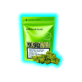 Grünes Verpackungspäckchen mit der Aufschrift 'GORILLA GLUE 2g' und einem Preis von '9.90' sowie mehreren grünen Cannabisblüten davor