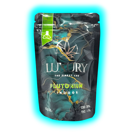 Verpackung mit getrockneten CBD-Blüten und Warnhinweis in Deutsch, Italienisch und Französisch vor türkisfarbenem Hintergrund