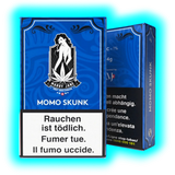 Momo Skunk: Blaue CBD-Verpackung mit markantem Look, Verwendungsdetails und Warnhinweisen in Deutsch, Französisch und Italienisch.