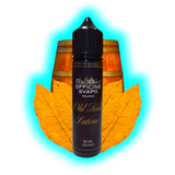 Flasche mit schwarzem Etikett und der Aufschrift 'OFFICINE SVAPO MILANO Old Time Latino 20 ML AROMA' vor einem Holzfass und zwei großen Tabakblättern