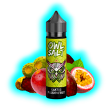 Flasche mit schwarzem Deckel und grünem Etikett mit Eulenmotiv und der Aufschrift 'OWL SALT KAKTUS PASSIONFRUIT' vor Kaktus- und Passionsfrüchten