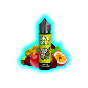 Flasche mit schwarzem Deckel und grünem Etikett mit Eulenmotiv und der Aufschrift 'OWL SALT KAKTUS PASSIONFRUIT' vor Kaktus- und Passionsfrüchten