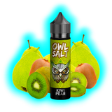 Flasche mit schwarzem Deckel und grünem Etikett mit Eulenmotiv und der Aufschrift 'OWL SALT KIWI PEAR' vor Kiwis und Birnen