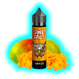 Flasche mit schwarzem Deckel und orangefarbenem Etikett mit Eulenmotiv und der Aufschrift 'OWL SALT MANGO' vor zwei Mangos und gewürfeltem Mangofruchtfleisch