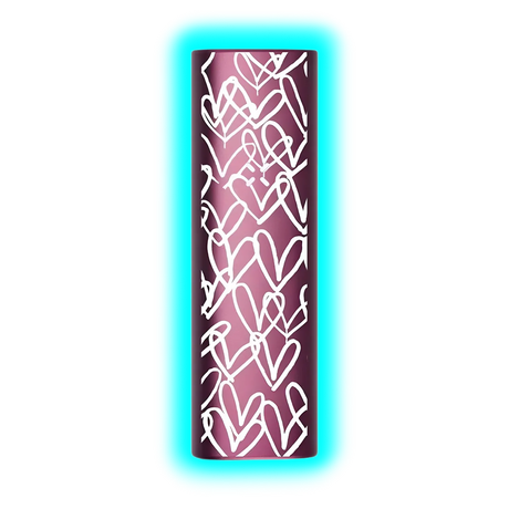 Gemini hat gesagt
Zylindrische Duftkerze in dunklem Violett mit weißem abstrakten Herzmuster