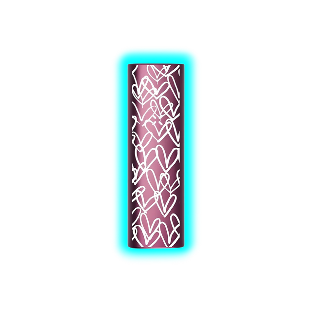 Zylindrische Duftkerze in dunklem Violett mit weißem, abstraktem Herzmuster