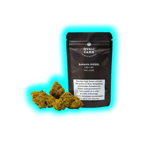 Schwarze Verpackung mit der Aufschrift 'QUALI CANN BANANA DIESEL CBD <18% THC <0,8%' neben mehreren Cannabisblüten.
