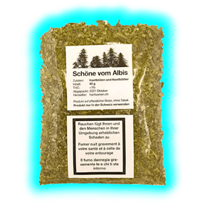 Schöne vom Albis CBD – Hanfblüten und -blätter in der Plastiktüte. Verpackung mit Produktetikett und Raucher-Warnhinweisen