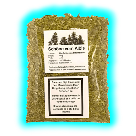 Schöne vom Albis CBD – Hanfblüten und -blätter in der Plastiktüte. Verpackung mit Produktetikett und Raucher-Warnhinweisen